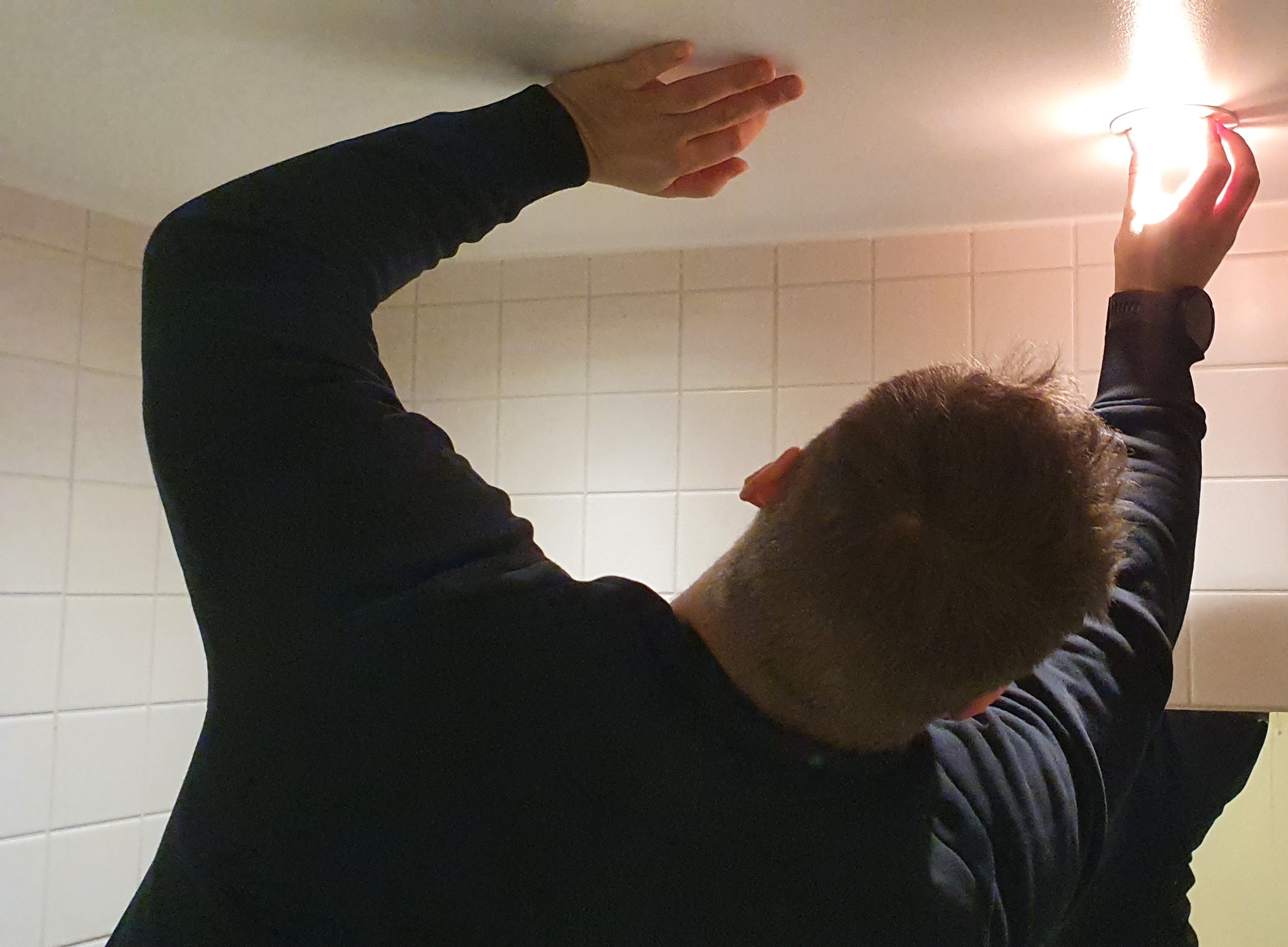 Elektriker i Københavns monterer belysning på badeværelse.
