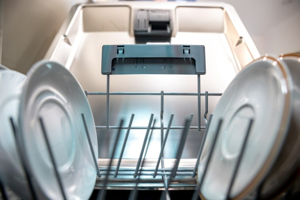 Vi tilbyder pris på komplet montering og installation af opvaskemaskine fra. 3000kr kontakt os for pris og bestilling af installation af opvaskemaskine.